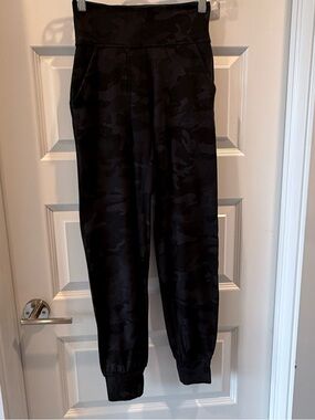 Lululemon Black Camo Joggers – Size 2 High Rise Athleisure